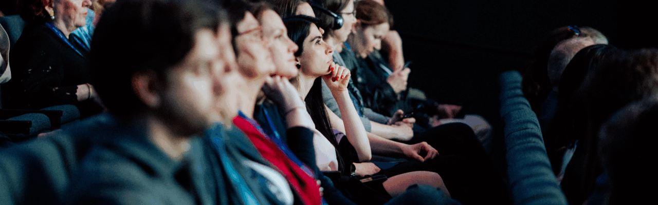 Lo que hay que hacer para planificar bien las reuniones y eventos de 2026 8 People listening carefully a conference